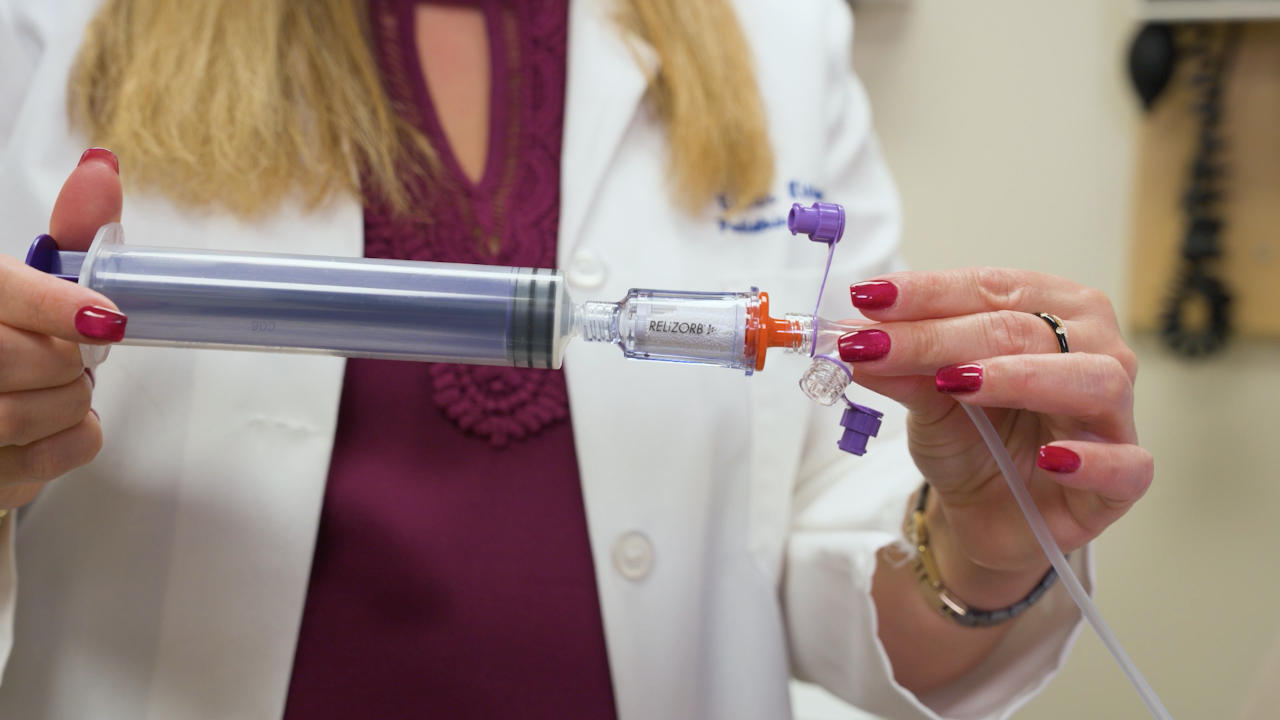 Video thumbnail showing Dr. Sivan Kinberg demonstrating how to use RELiZORB with a syringe
